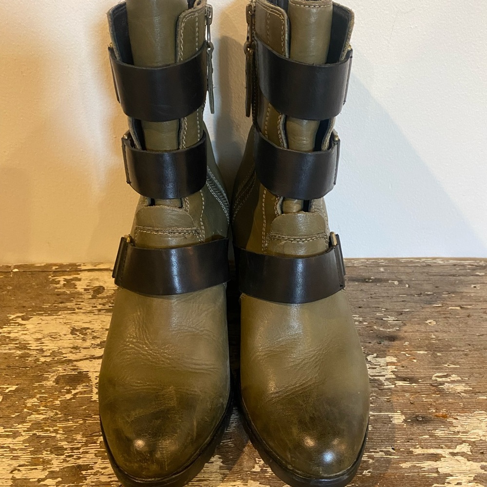 SOREL Boots. Olive and Black. Size 10.